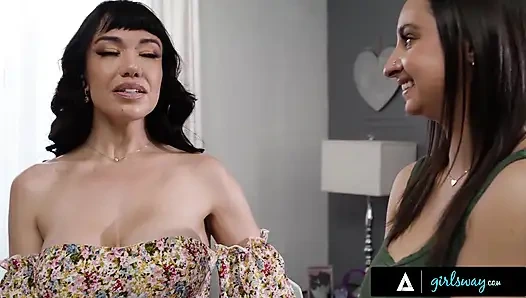 GIRLSWAY - милфа маленькая шайба застукала падчерицу Hailey Rose за мастурбацией себя на ИИ-версию себя