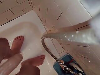 Je joue avec ma bite sous la douche