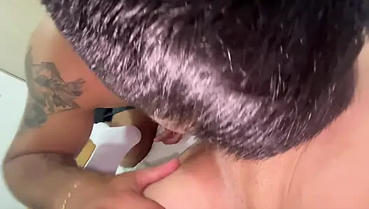 Mereka menangkap saya bermain dengan vibrator saya dan mereka menangkap saya