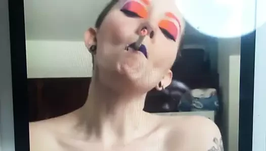 Üstsüz sigaraya saygı duruşu