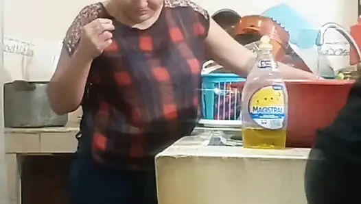 Pembantu nakal ini lagi asik cuci piring sama pembantunya
