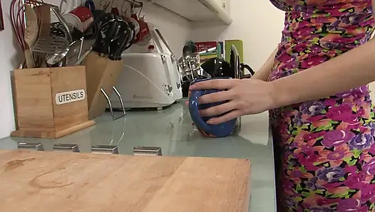 Застенчивую сводную сестру жестко трахает ее сводный братец на кухне