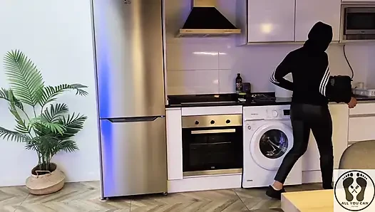 4K Stranger Ana Spears Breaks Into the House