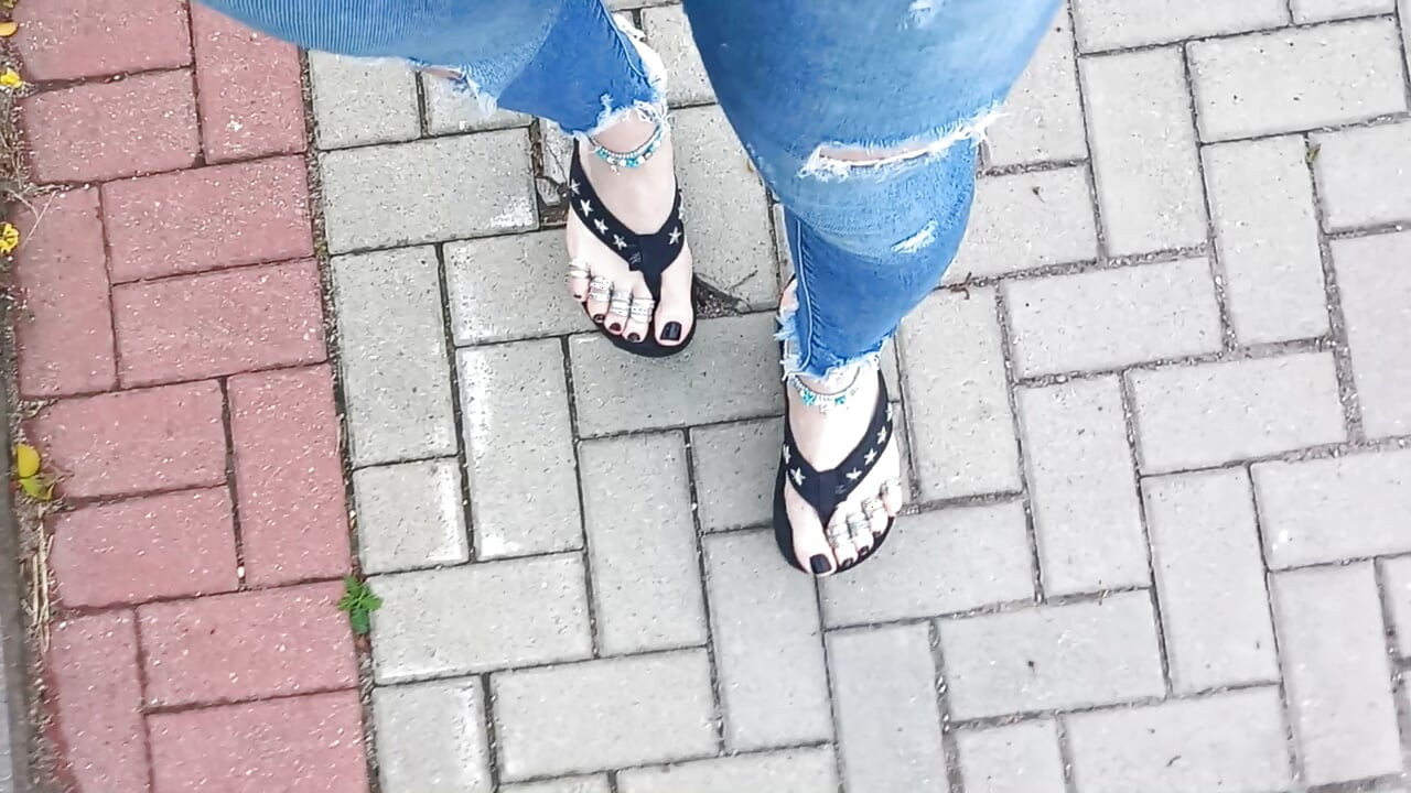Sexy feet in black platforms, toe rings & anklets + ripped jeans