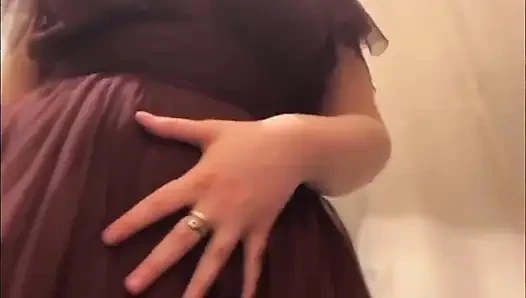 Riskli sikiş. Soyunma odası mastürbasyonu. Amcık yakın çekim. Squirting. Mastürbasyon Baş aşağı