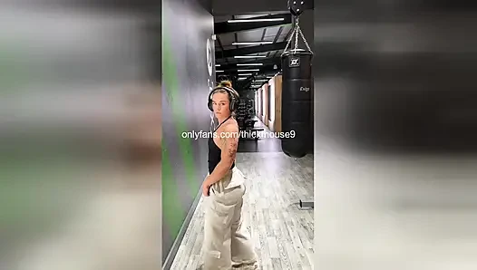 Tiktok canlı eyvah: genç anal büyük yarakla mahvoluyor - amcık döl sızdırıyor!