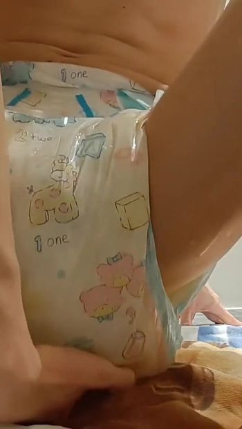 Abdl twink menggunakan popok dan kontolnya dengan baik sampai dia muncrat