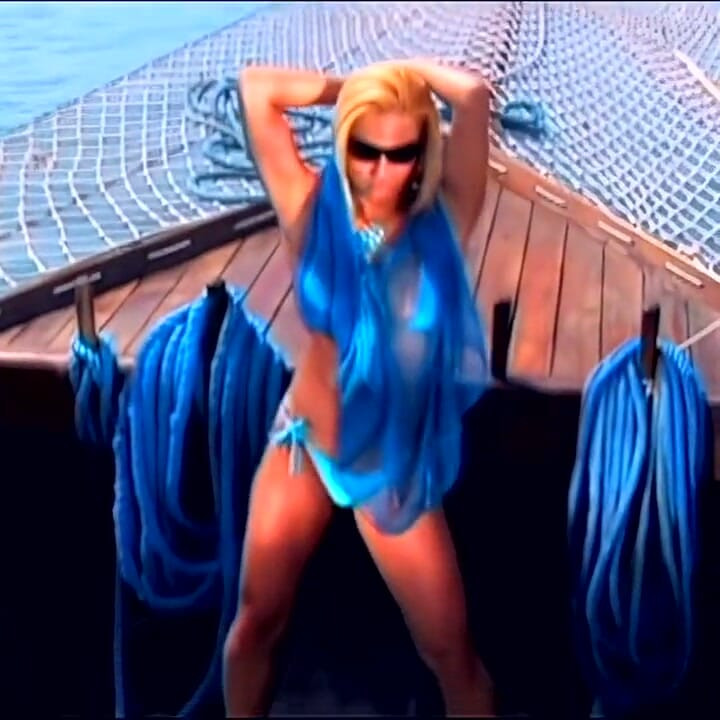 Η Nikki Rio βγάζει το μπικίνι της κάτω από τον καυτό ήλιο για ένα άγριο γαμήσι