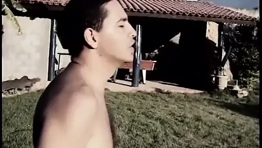 Sexy blondine wird im garten in den arsch gefickt