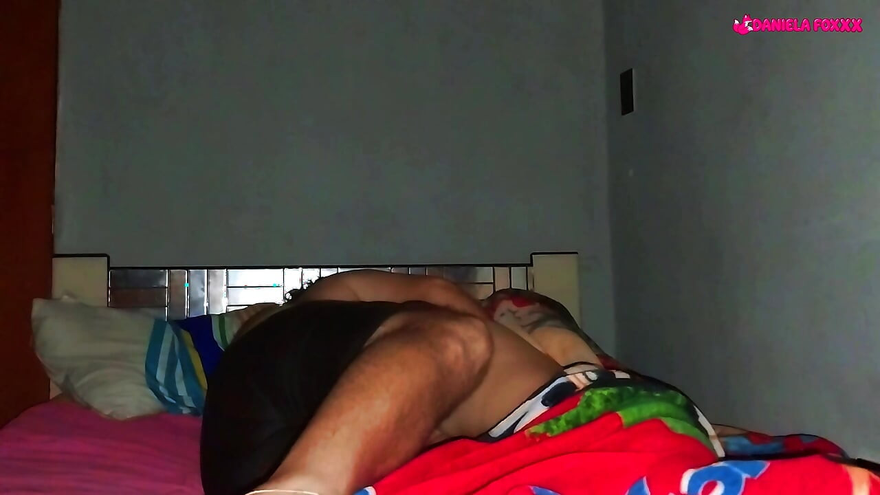 Je vais baiser ma demi-sœur en me faufilant dans sa chambre à minuit