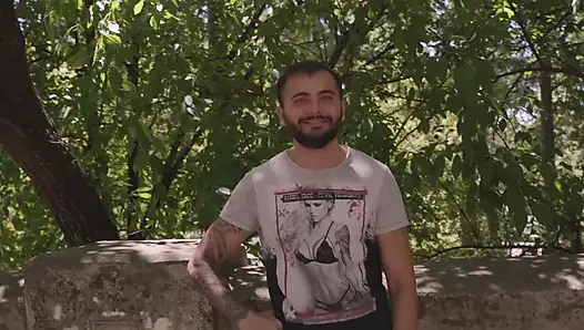Büyük memeli sarışın orta yaşlı seksi kadın kanepede kalın yarağa biniyor