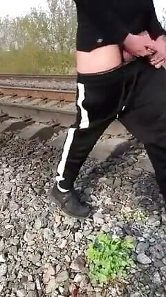 Extrémní. Honění jeho velkého čůráka na vlakovém nádraží