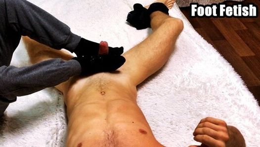 Masturbation des jambes pour un pénis musclé. Footjob