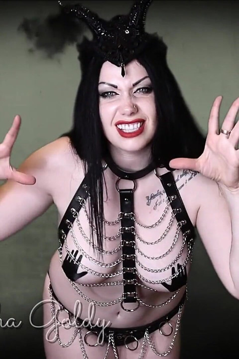 Te urăsc! Toți te urâm! Nimeni nu va stripa sau Miss Tine! Așa că Fă favoarea pentru noi toți!
