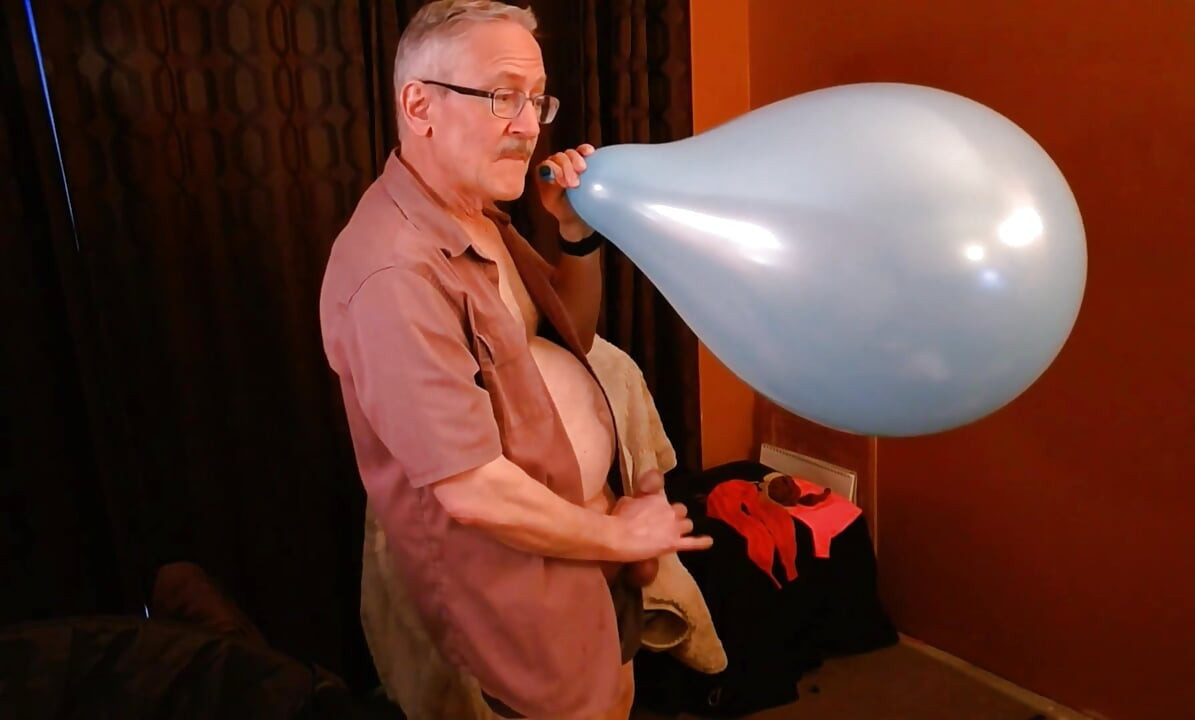 154) Big Round Balloon Fun w Kinky Daddy