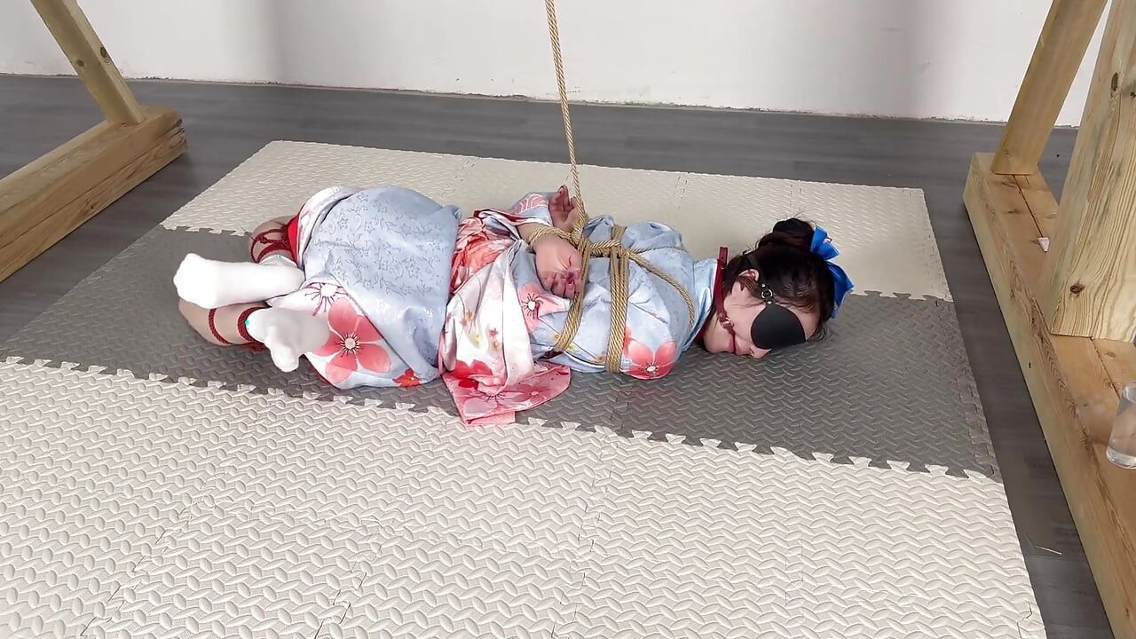 在阳光明媚的日子穿着和服的高潮版本