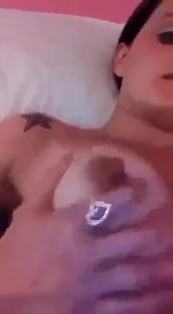 Cassie si ráda hraje se svou kundičkou