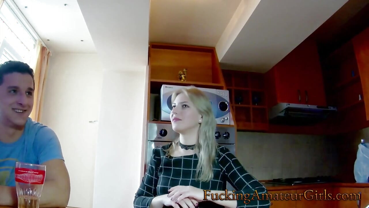 İki adam itaatkar ateşli sarışını tasmasıyla sikiyor, seksi esmer sarışın arkadaşını tatlı kız oynamaya davet ediyor - birçok sahne