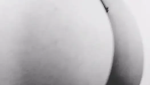 Молодой мужчина не замечает камеру