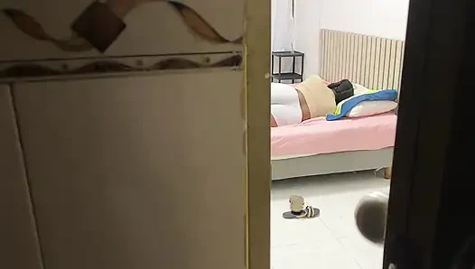 Мой лучший друг проникает в меня и говорит мне, что мне это понравилось