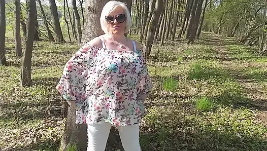 Nine açık havada azgın ıslak deliklerini gösteriyor