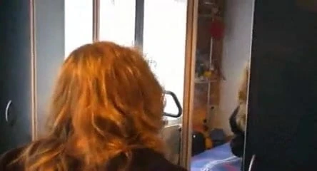 Plavokosa devojka endži u mršavim farmerkama i na visokim štiklama 3