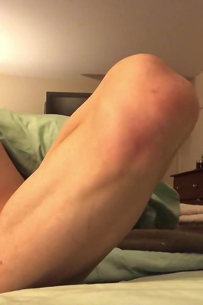 Justin用假阳具探索