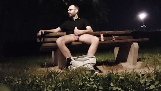 Masturbándose en el parque arriesgado (perder el tiempo con mi polla en público, sin corrida)