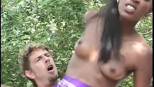 Чернокожая крошка Randy принимает хуй в ее щель и рот