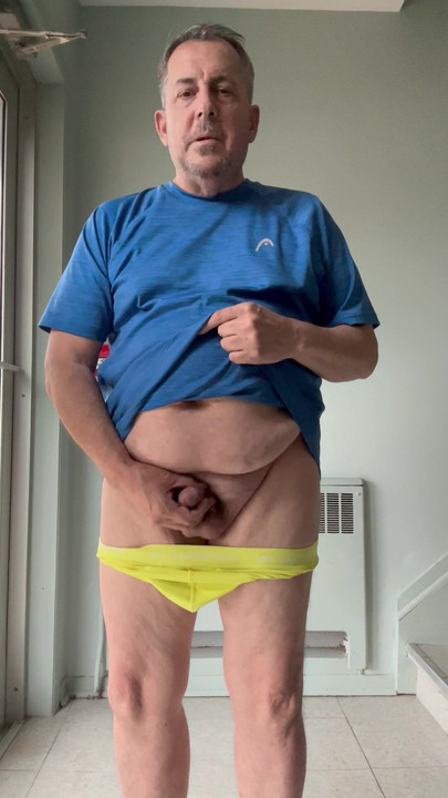 在走廊里殴打我