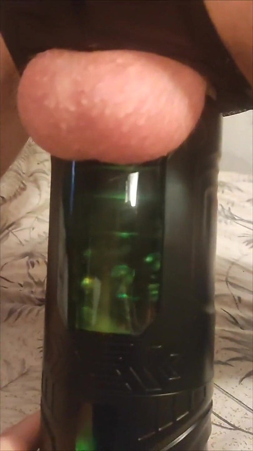 Ich lasse meinen mann mit elektrischem masturbator und Ballmassage genießen, er muss ruhig sein!