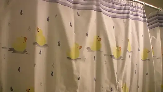 Brünettes teen lutscht schwanz im badezimmer