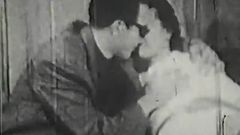 Вусатий хлопець трахає пизду молодої милашки (винтаж 1950-х)