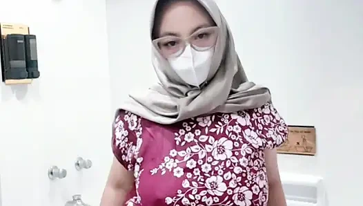 Air mancur gadis berbaju daster batik