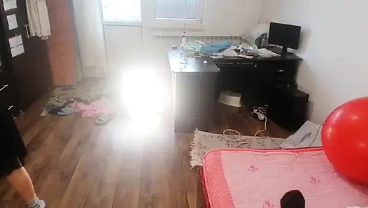 Amatör Kadın Kıyafetlerini Denerken Ve Keserken Eğleniyor.