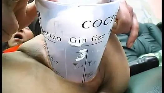 Çoraplı esmer seks oyuncakları, yemek ve şişelerle deliklerini baştan çıkarıyor