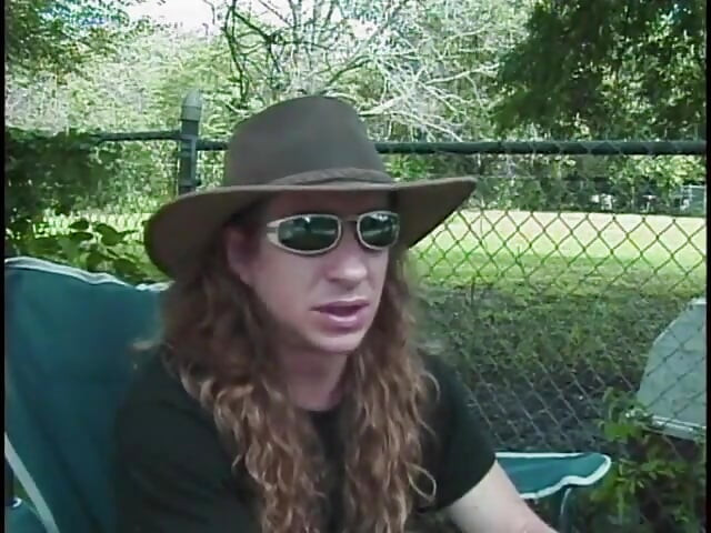 Büyük memeli esmer şapkalı bir adamdan anal seks yapıyor ve gırtlağından sikiliyor