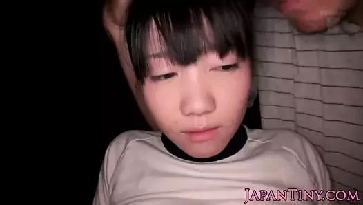 Une petite japonaise se fait baiser avant une éjaculation