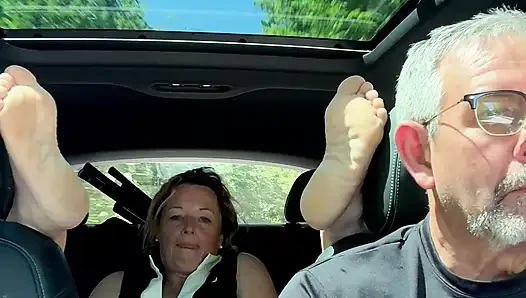 Ehefrau spielt mit ihrer muschi auf dem rücksitz, während Papi fährt, roadtrip