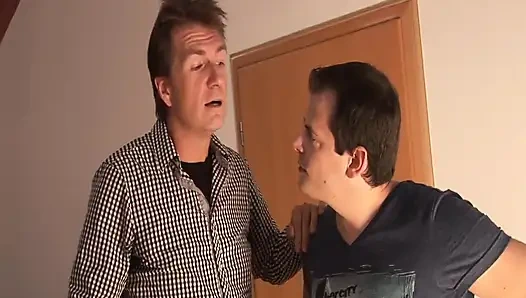 Döl Yiyen Misyoner - Azgın Alman Bebek Derin Sakso Çektikten Ve Parmakladıktan Sonra Döl Yutuyor