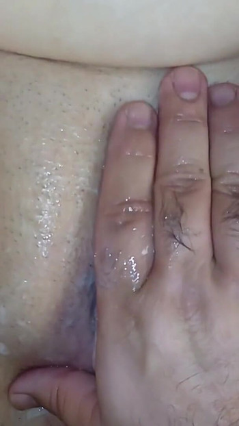 Ključni trenutak iz "Vrući seks s perzijskom polusestrom, MILF, svršavanje na njezinu savršenu pičku"