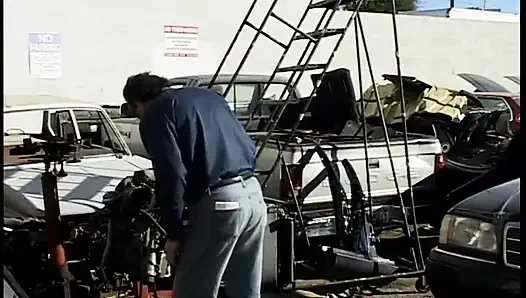 Великолепную блондинку трахают на свалке