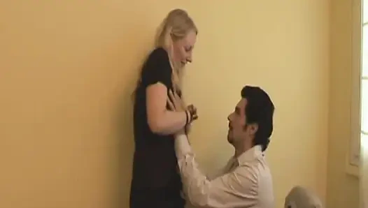 Отшлепанной французской крошке-блондинке жестко пробурили задницу