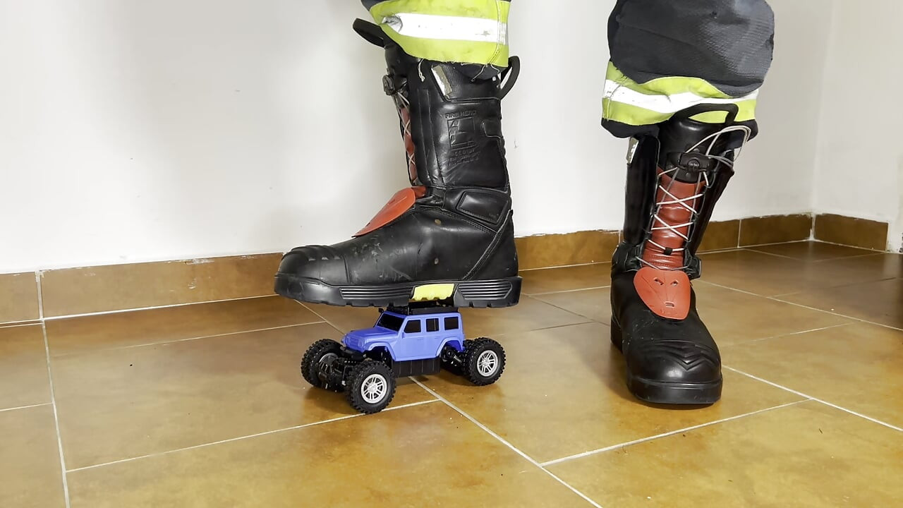 Firefighter crush RC Truck with Haix