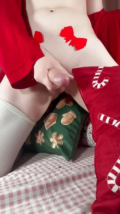 Χαριτωμένο αγοράκι με ένα τεράστιο πουλί κάτω από το χριστουγεννιάτικο δέντρο σου