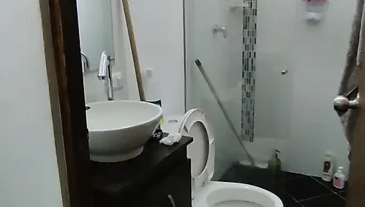 Güzel esmer amını sütle doldurduktan sonra duş alıyor