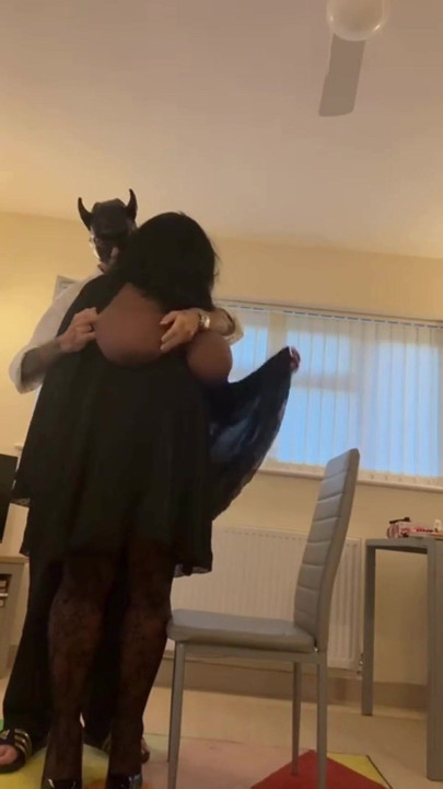 الأبنوس مفلس BBW يحصل على مؤخرتها السوداء الكبيرة صفع لكونها فتاة شقية جدا | مقطع 1