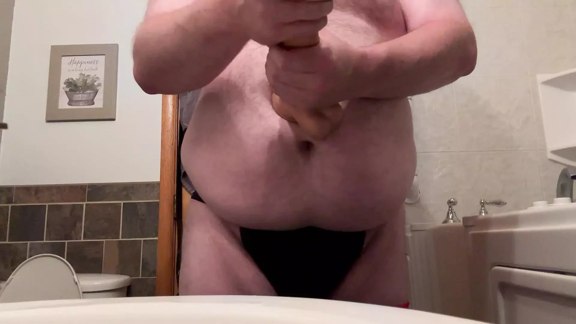 L'Orso grasso paffuto prende enormi dildo e schizza attraverso lo sperma!