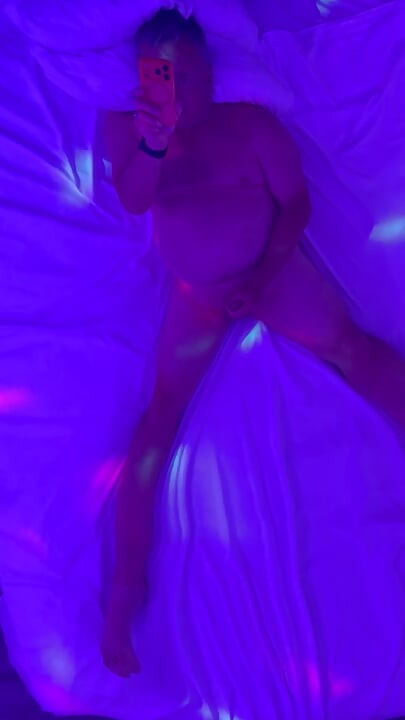 Stroking in ceiling mirror