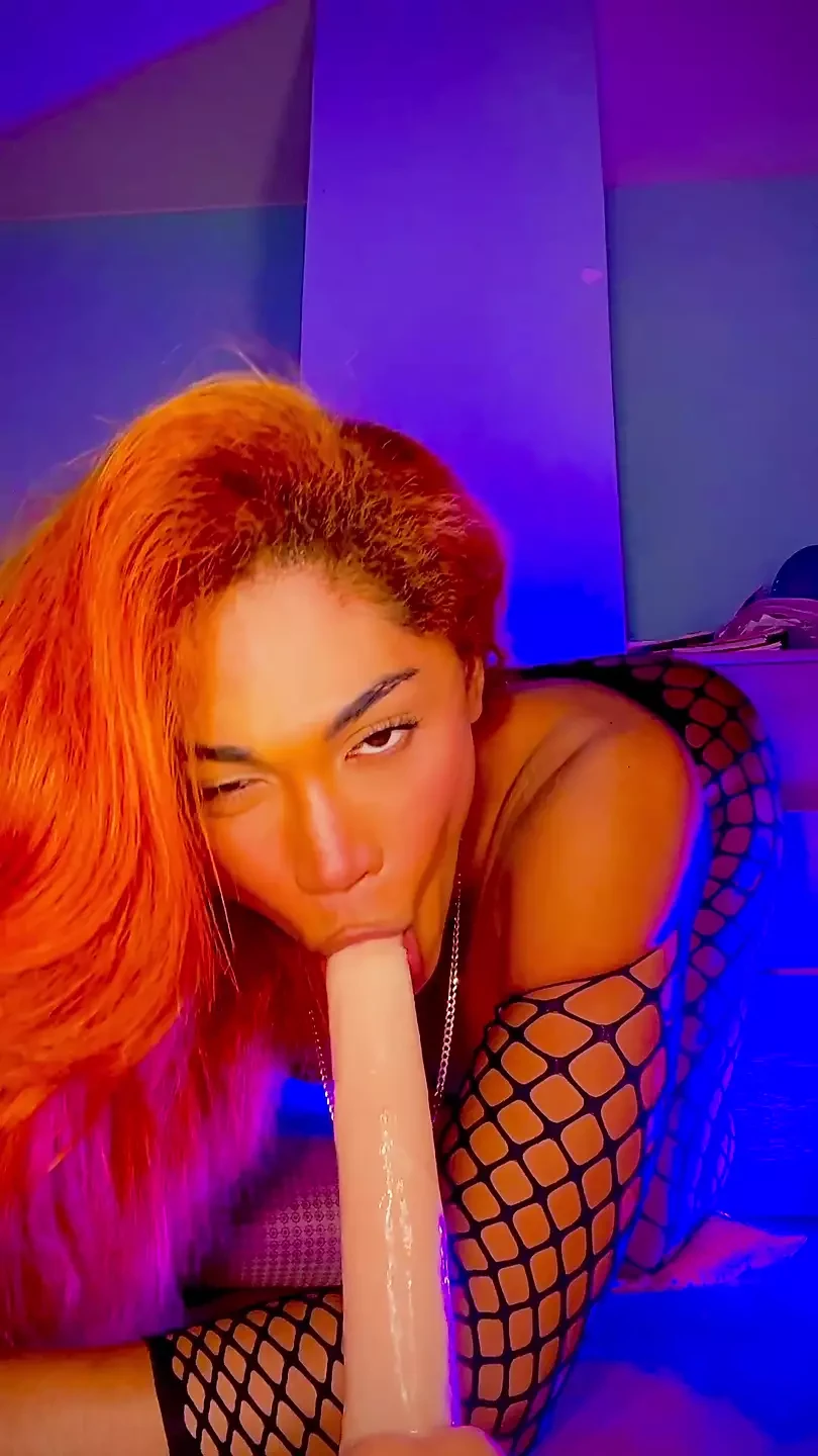Cachonda travesti tastytrap-19 montando un juguete enorme